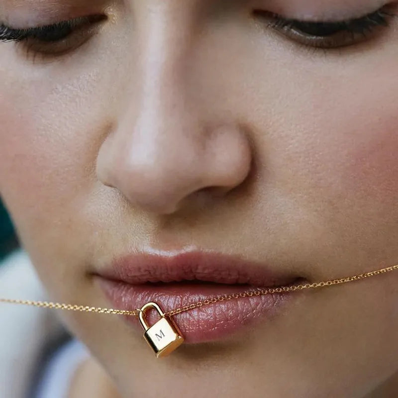 Collier Ellie® Initial Love Lock en or 18k